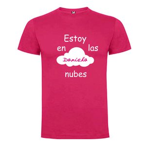 camiseta-estoy-en-la-nubes-fucsia